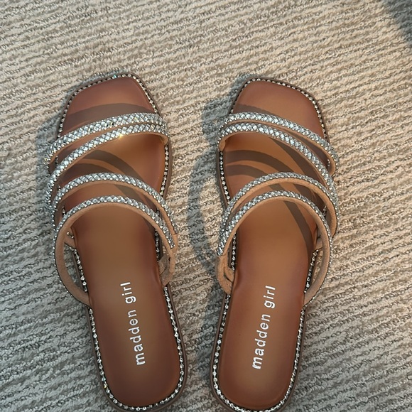 MADDEN GIRL Posh Womens Strappy Flat Sandals - Picture 4 of 5